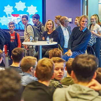 Brabants Dagblad: Zwijsen-leerlingen Veghel hebben de leukste les van het jaar met Pauw en Jinek!
